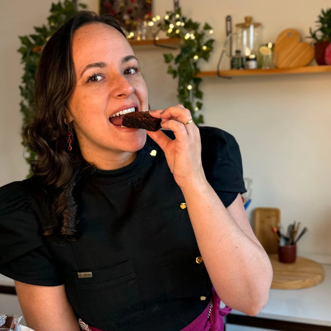 Pri Lorente provando um brownie em sua cozinha